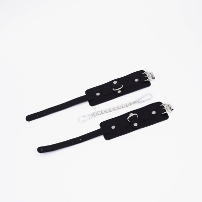 Черные кожаные оковы с хромированной фурнитурой